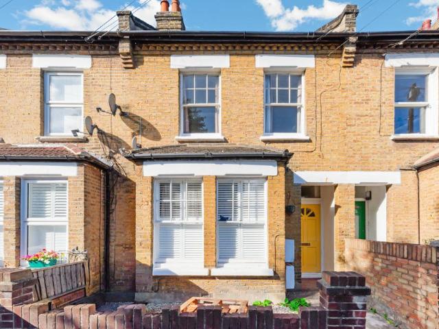 Flat for sale in London Borough of Merton, Merton Park