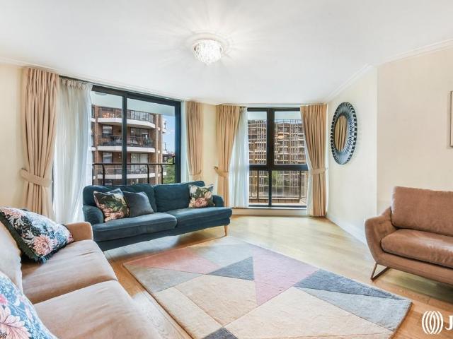 Flat for sale in Brook Green, Greater London