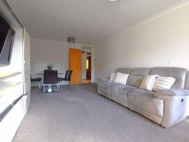 Flat for sale in Lane, Greater London