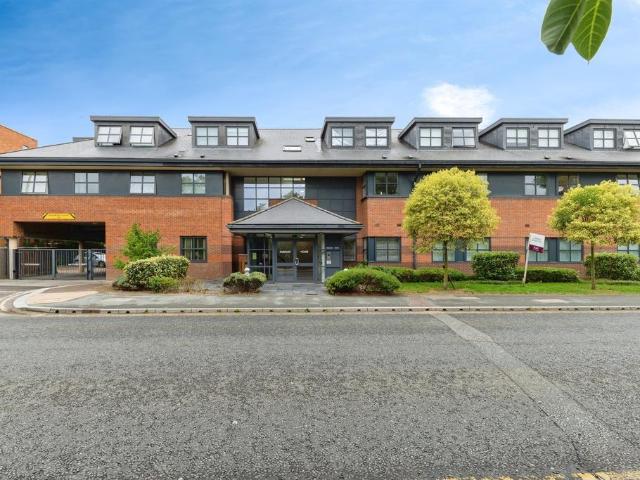 Flat for sale in Hatfield, Fretherne