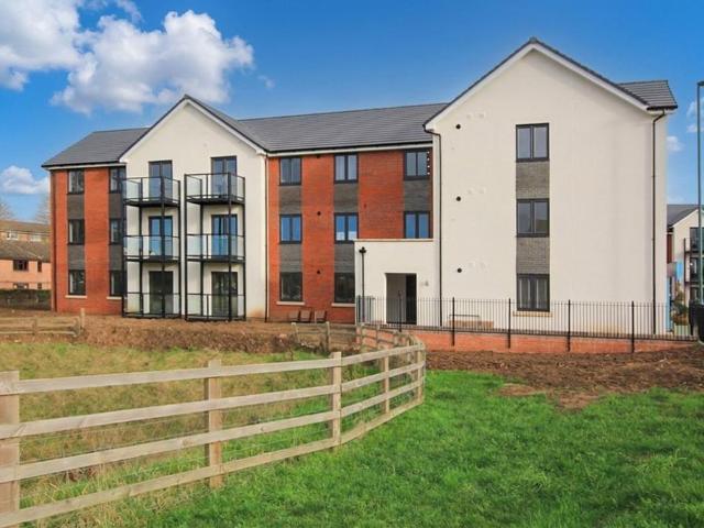 Flat for sale in Prestbury, Golden Valley