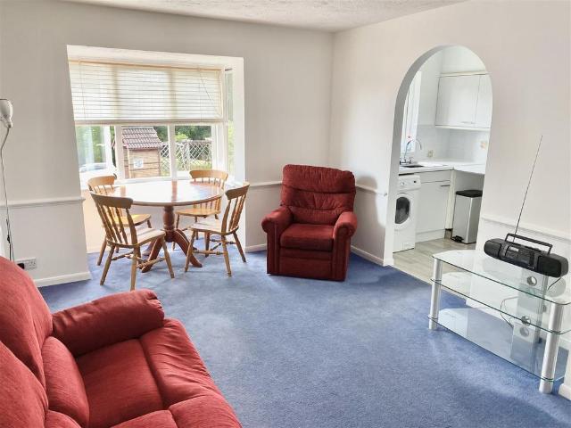 Flat for sale in Potters Bar, Cranborne