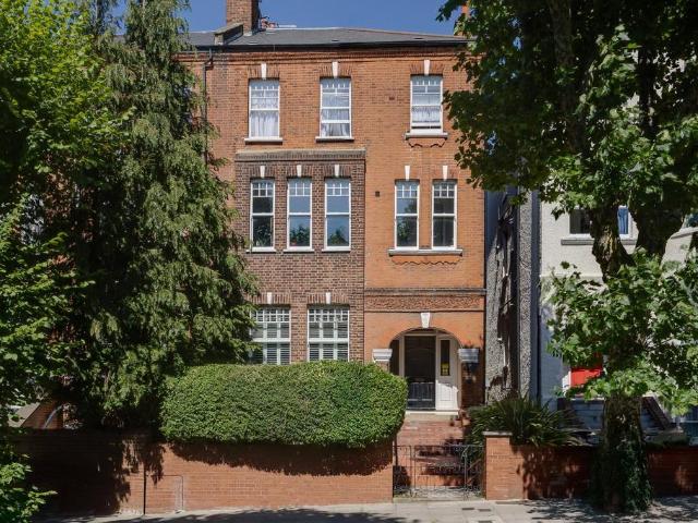 Flat for sale in Kilburn, Greater London