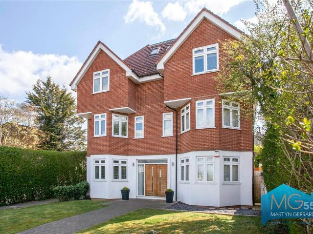 Flat for sale in North Finchley, Greater London