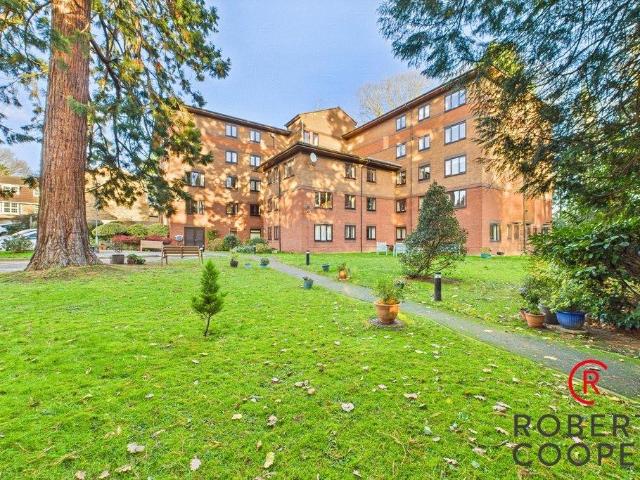 Flat for sale in Pinner, Greater London