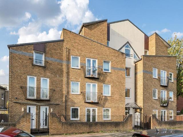 Flat for sale in London Borough of Lewisham, Blackheath