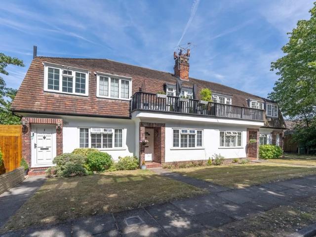 Flat for sale in Hampton, Greater London