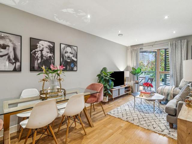 Flat for sale in Stockwell, Greater London