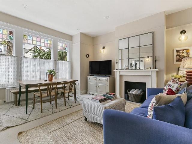 Flat for sale in Upper Tooting, Greater London