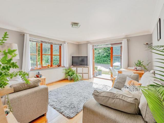 Flat for sale in Hillview, Surrey