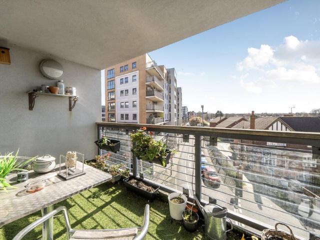 Flat for sale in London Borough of Ealing, Greater London