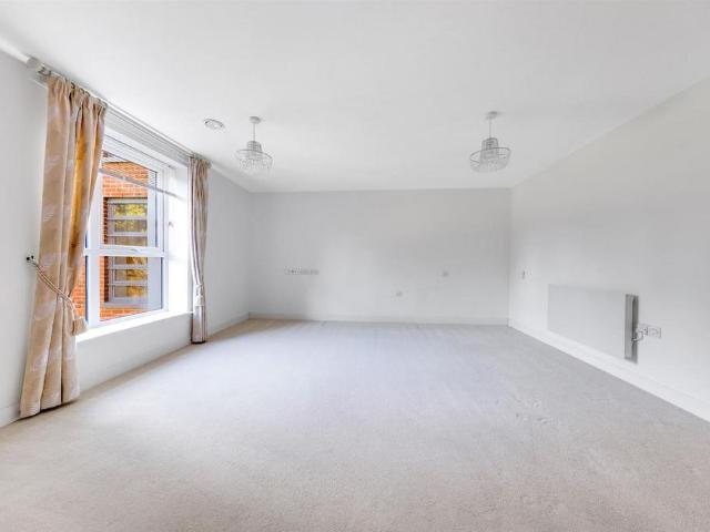Flat for sale in Buckler's Park, Crowthorne