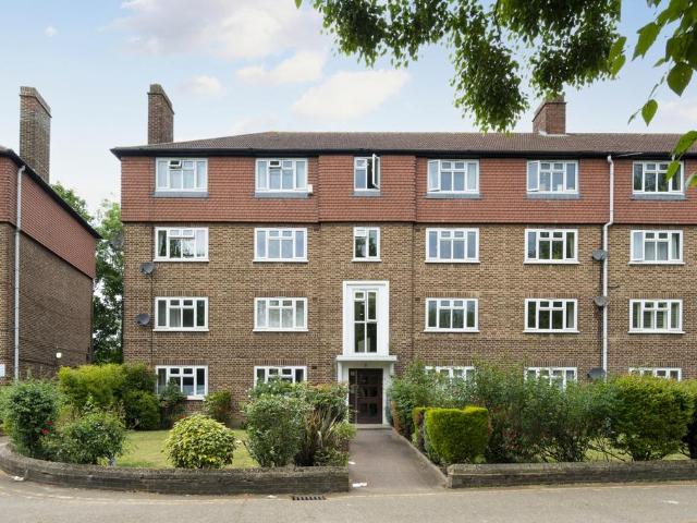 Flat for sale in London Borough of Merton, Raynes Park
