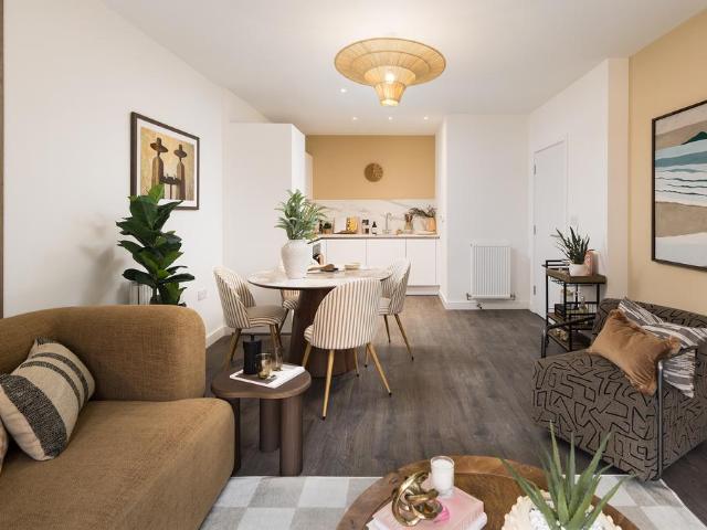 Flat for sale in London Borough of Ealing, Park Royal