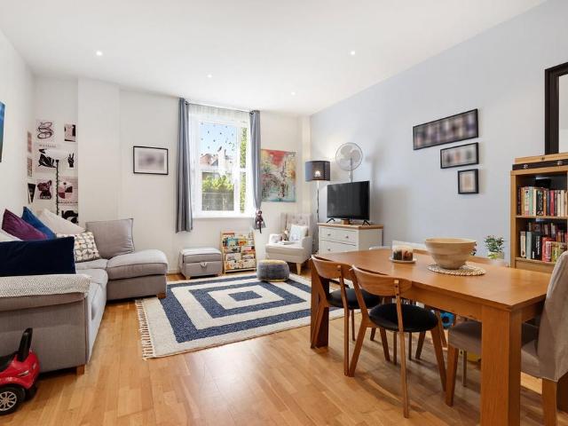 Flat for sale in London Borough of Ealing, Greater London