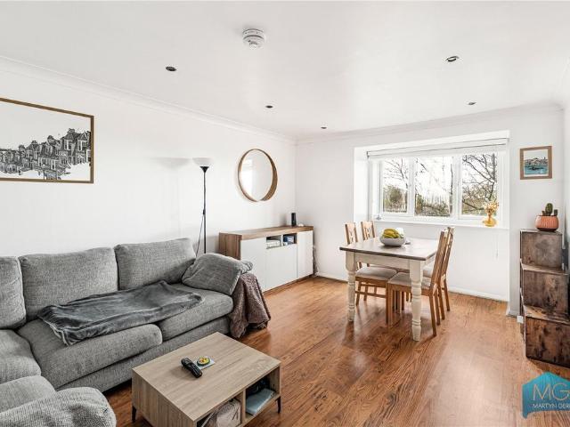 Flat for sale in Muswell Hill, Greater London