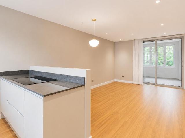Flat for sale in London Borough of Croydon, Addiscombe