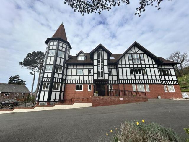 Flat for sale in Craigside, Wales