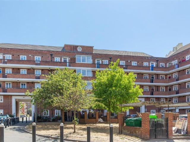 Flat for sale in Stockwell, Greater London