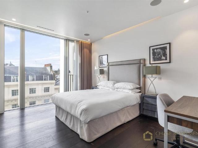 Flat for sale in Victoria, Greater London