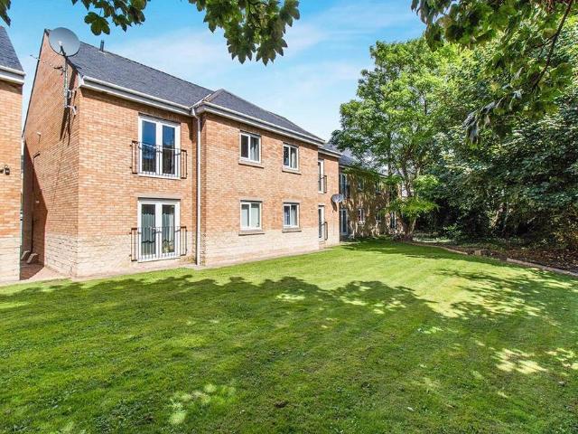 Flat for sale in Batley, West Yorkshire