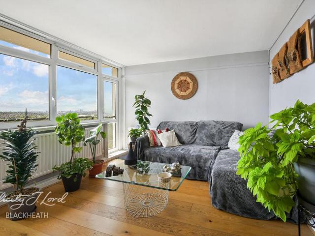 Flat for sale in Charlton Riverside, Greater London