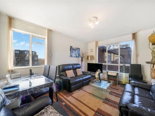 Flat for sale in Archway, Greater London