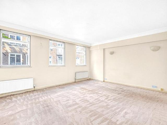 Flat for sale in Kensington, Greater London