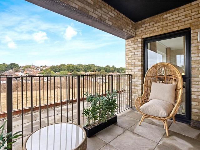 Flat for sale in The Quarry, Greater London