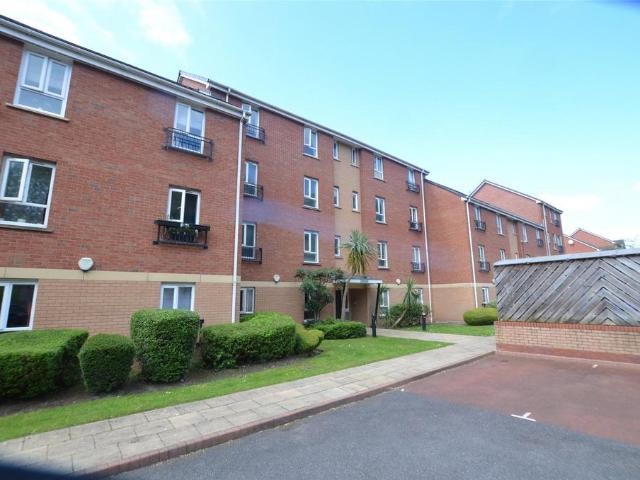 Flat for sale in Calderstones