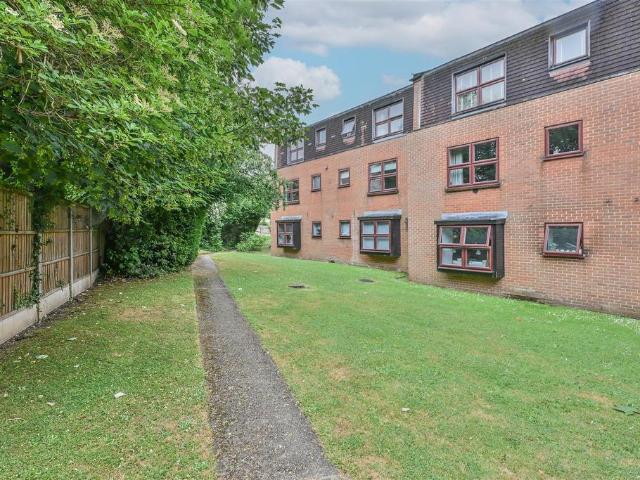 Flat for sale in Navestock Side, Essex