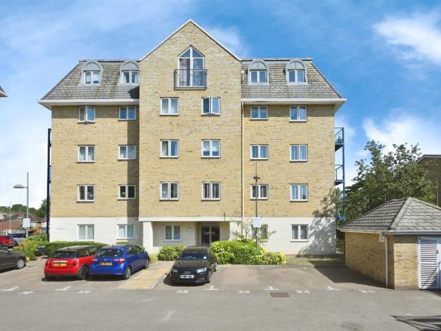 Flat for sale in Broxbourne, Hertfordshire