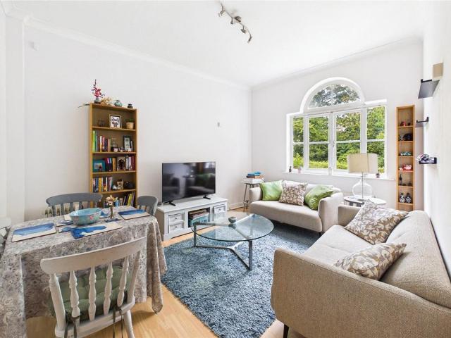 Flat for sale in London Borough of Lambeth, Greater London