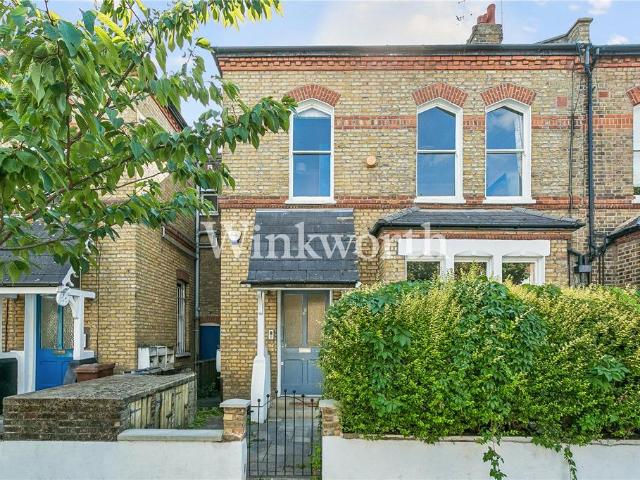 Flat for sale in Brownswood Park, Stoke Newington