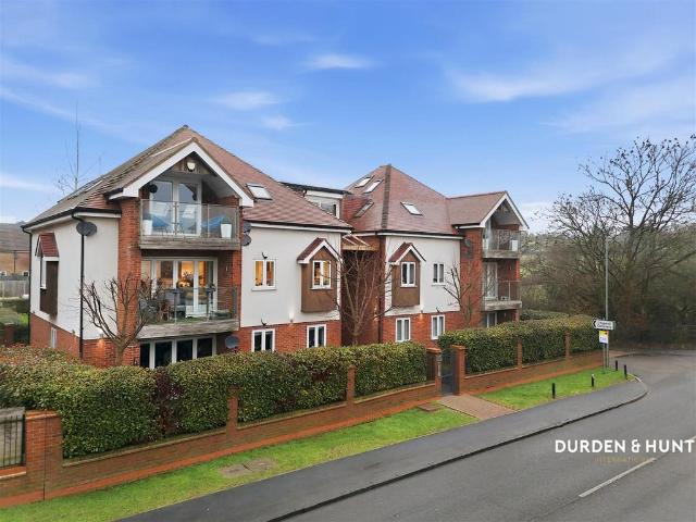 Flat for sale in Chigwell, Epping