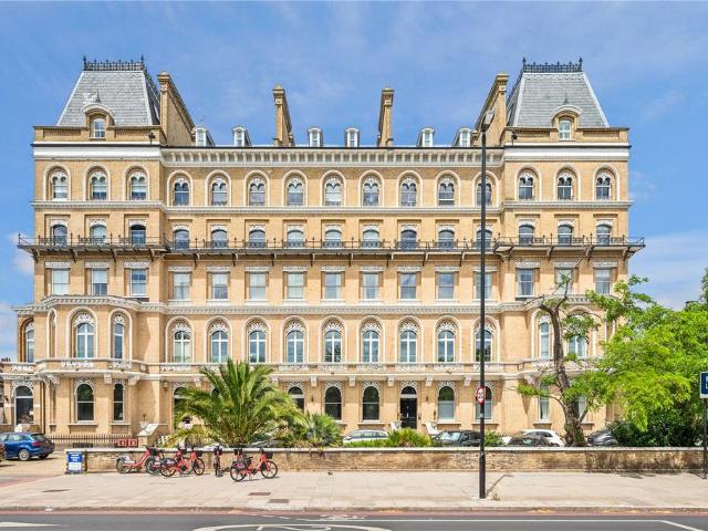 Flat for sale in Clapham, Greater London