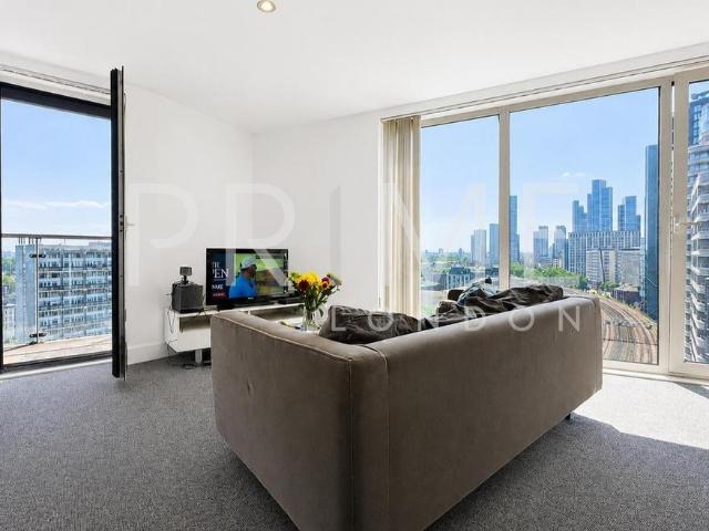 Flat for sale in Vauxhall, Greater London