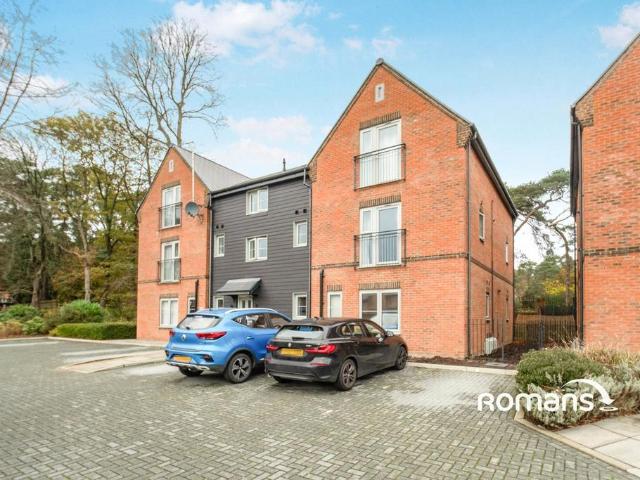 Flat for sale in Mindenhurst, Heol-las