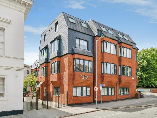 Flat for sale in King's Walden, Hertfordshire