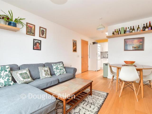 Flat for sale in Upper Walthamstow, Greater London