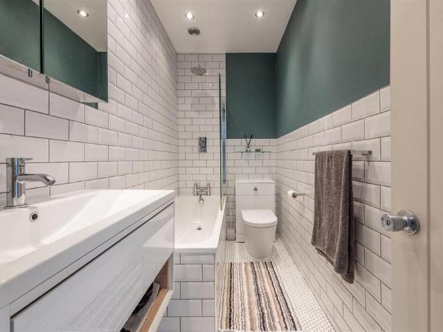 Flat for sale in Brunswick Park, Greater London