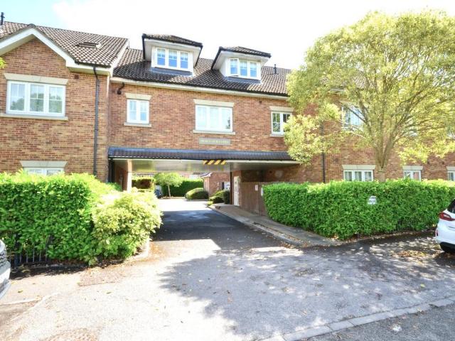 Flat for sale in Heol-las, Surrey