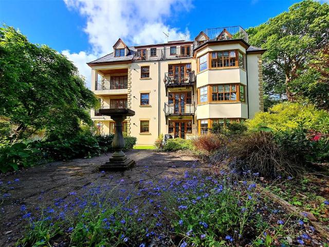 Flat for sale in Launceston, Cornwall