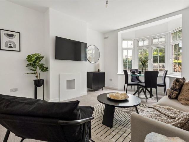 Flat for sale in London Borough of Wandsworth, Greater London
