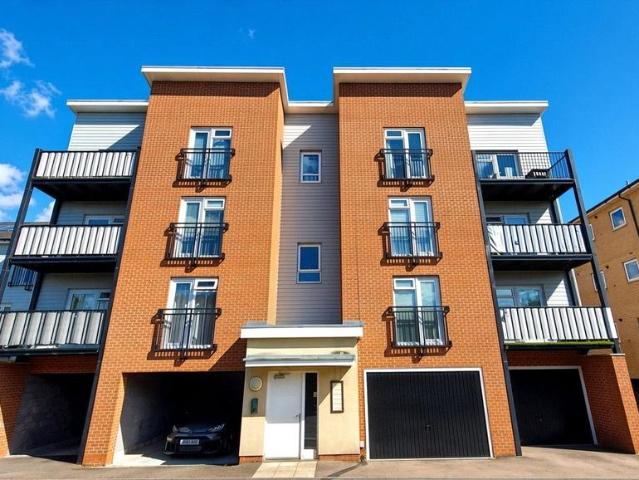 Flat for sale in South Stifford, Grays