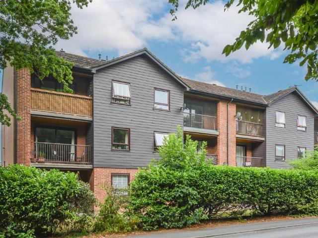 Flat for sale in Pilgrims' Hatch, Brentwood