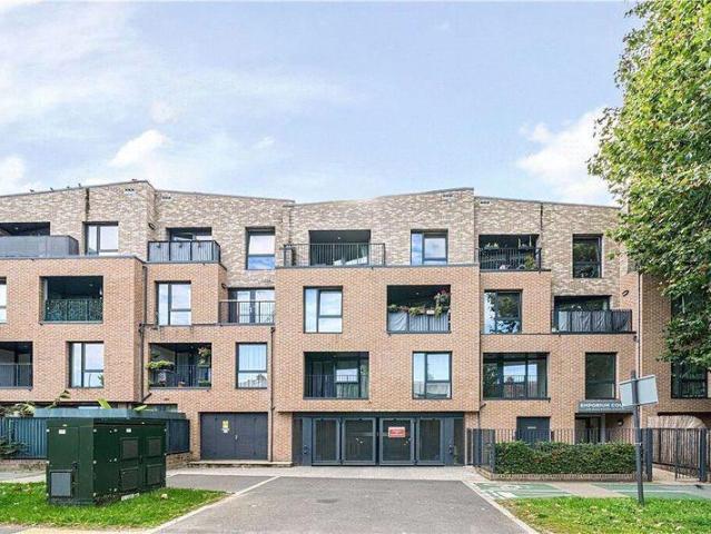 Flat for sale in Lane, Greater London