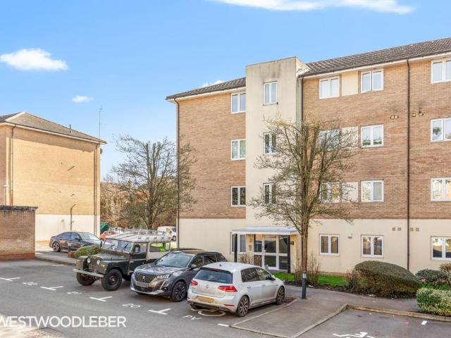 Flat for sale in Broxbourne, Hertfordshire