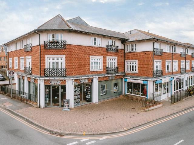 Flat for sale in Buckler's Park, Crowthorne