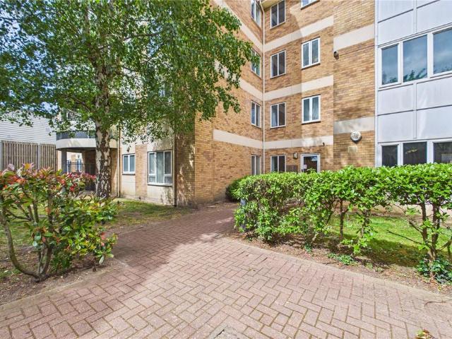Flat for sale in Dee Park, Reading